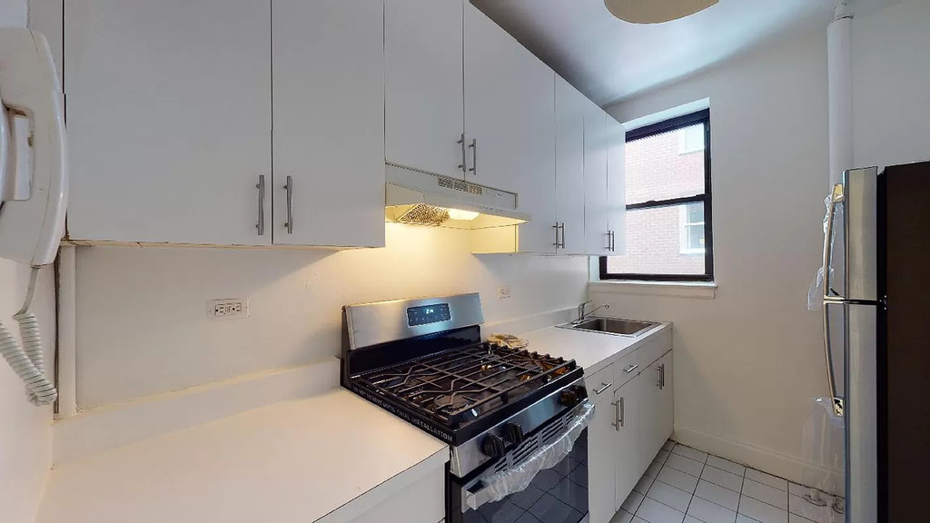 305 West 45th Street - Photo 5