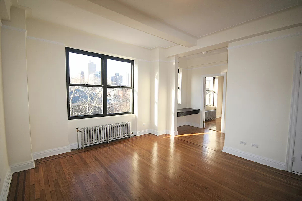 Immaculate king sized one bedroom located in a luxury doorman building on 10th Street & 2nd Avenue. - Photo 0