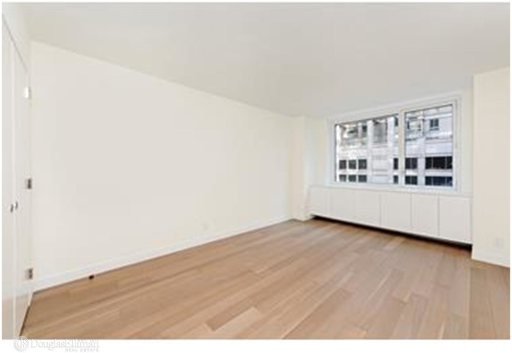 301 W 53rd St - Photo 2