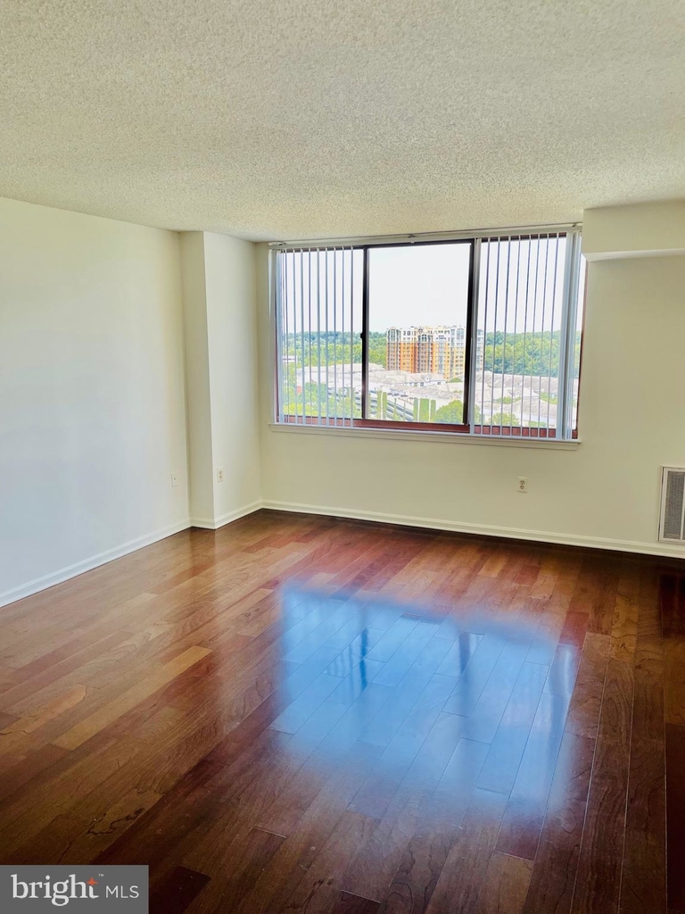 10101 Grosvenor Place - Photo 17