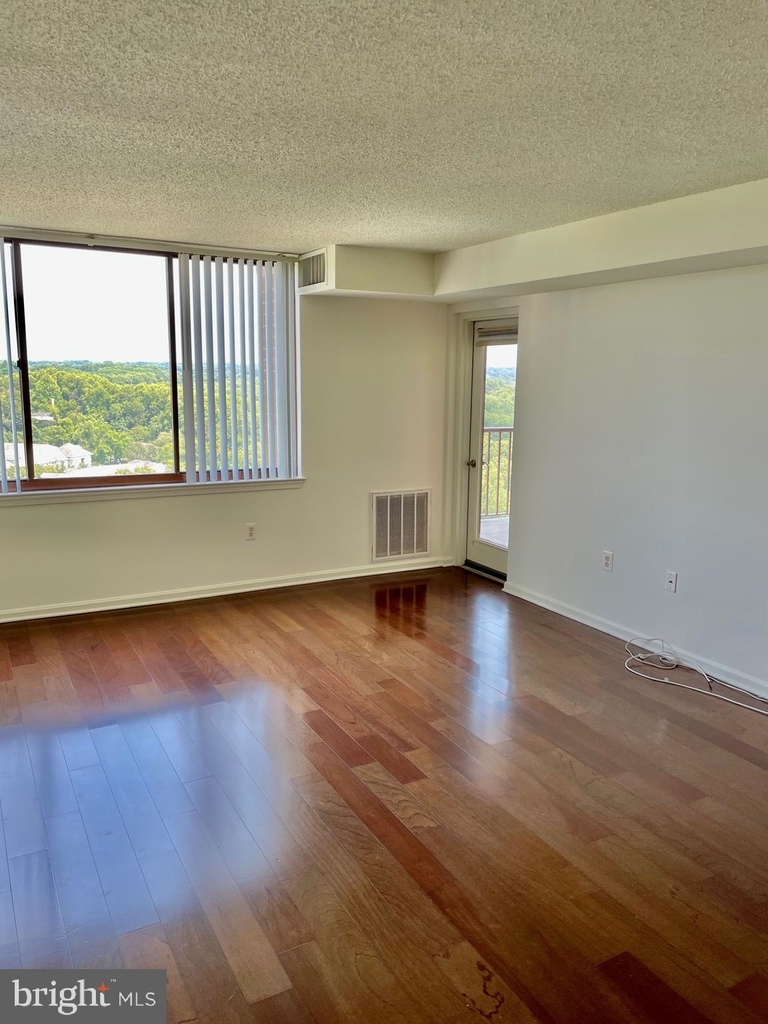 10101 Grosvenor Place - Photo 16