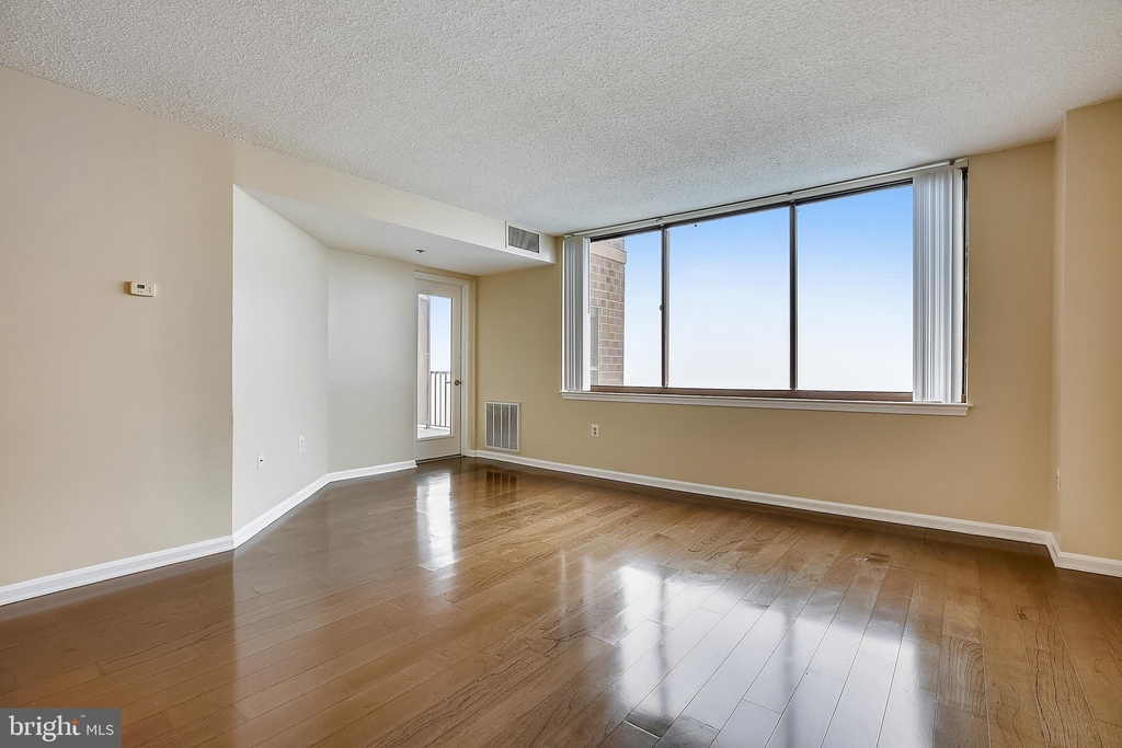 10101 Grosvenor Place - Photo 9