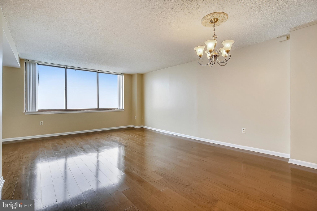 10101 Grosvenor Place - Photo 3