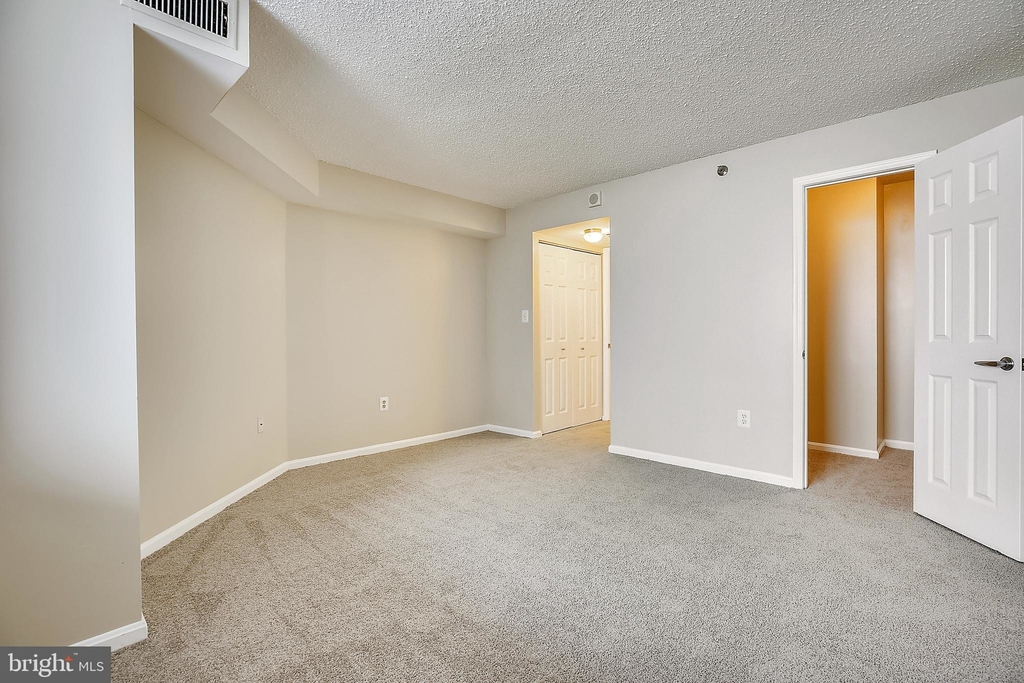 10101 Grosvenor Place - Photo 19