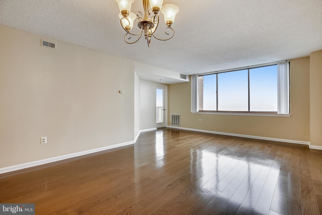 10101 Grosvenor Place - Photo 4