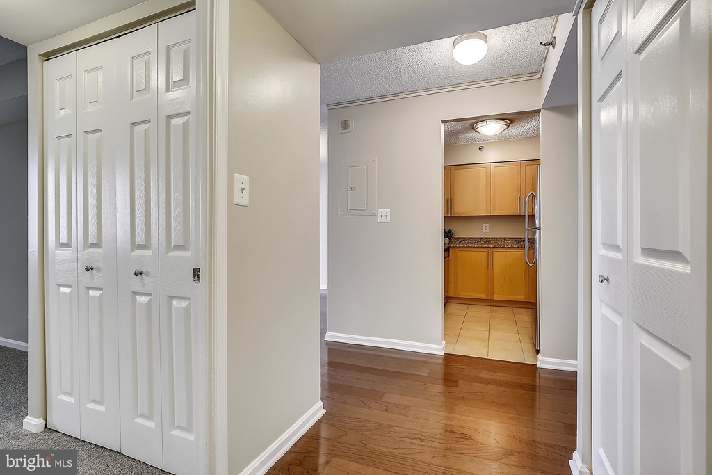 10101 Grosvenor Place - Photo 18