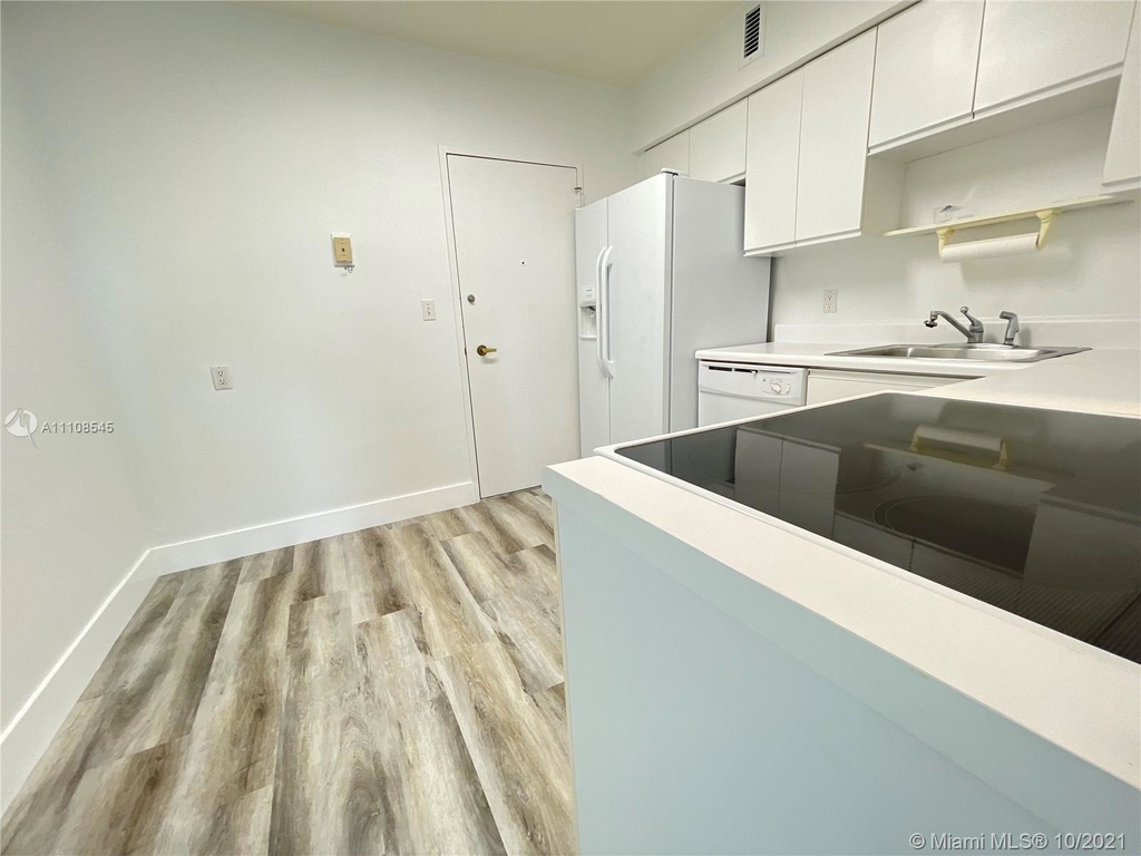 5700 Collins Ave - Photo 15
