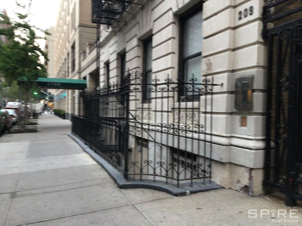 West 103rd Street - Photo 13