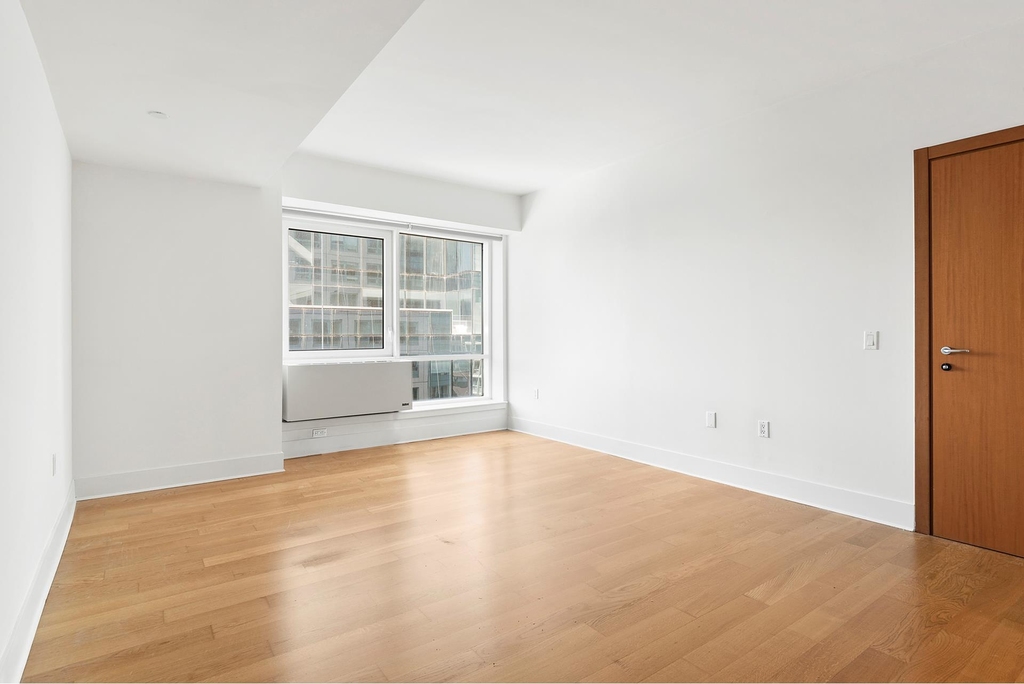 440 Kent Ave - Photo 4