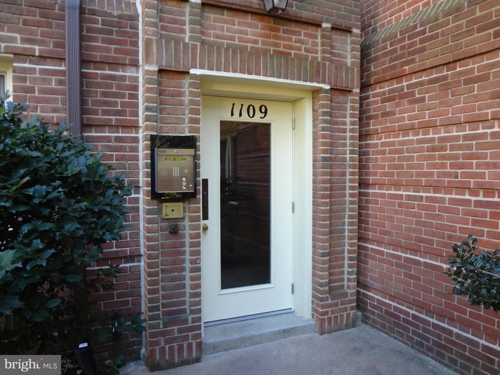 1109 Pitt Street - Photo 3