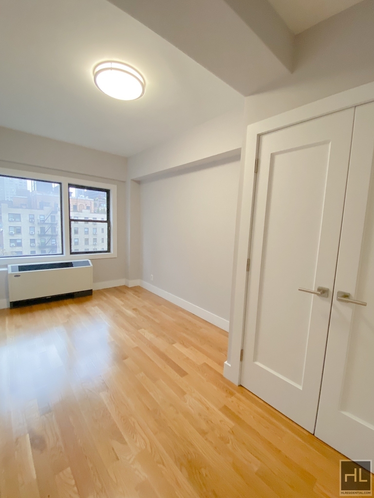 320 East 52nd Street - Photo 6