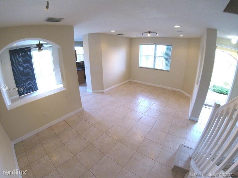 990 Nw 99 Ct - Photo 2