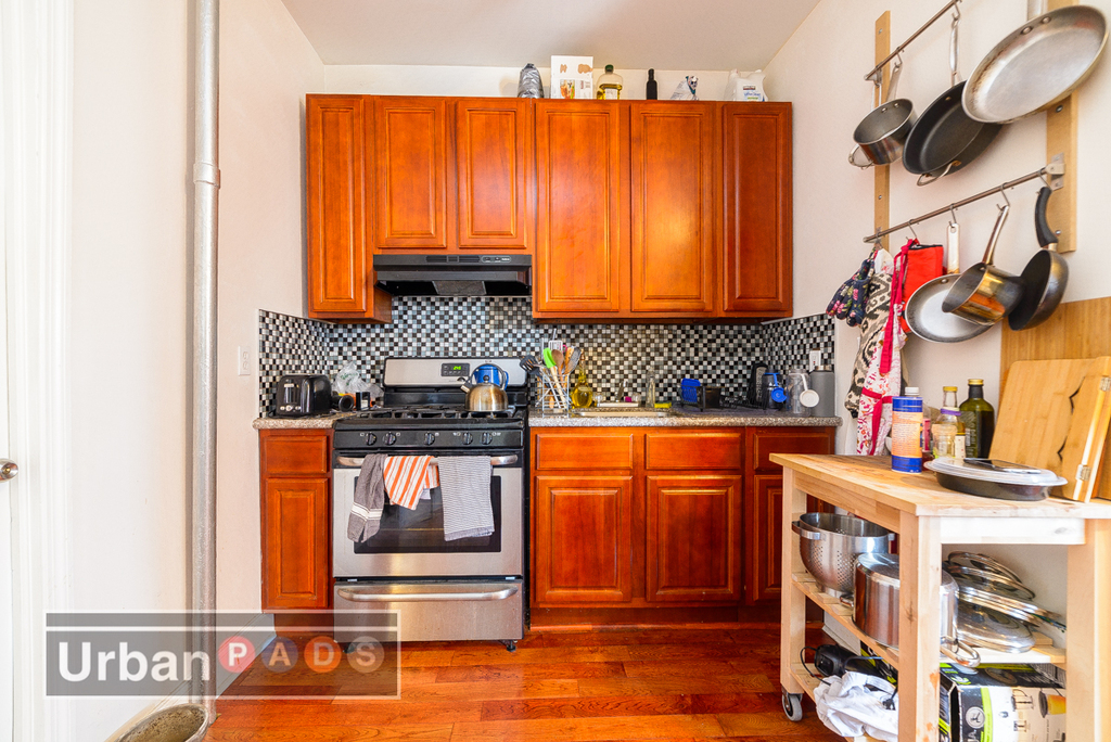 764a Franklin Avenue - Photo 1