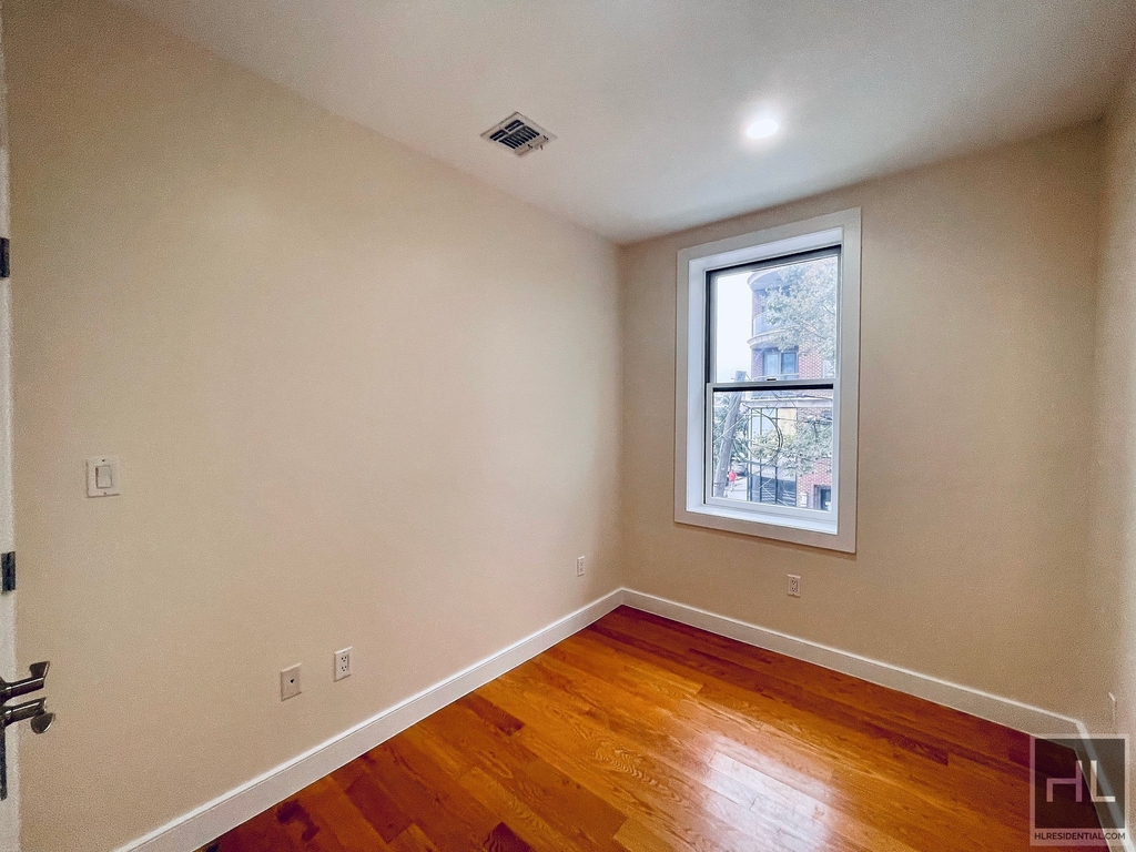 26-20 Hoyt Avenue South - Photo 2