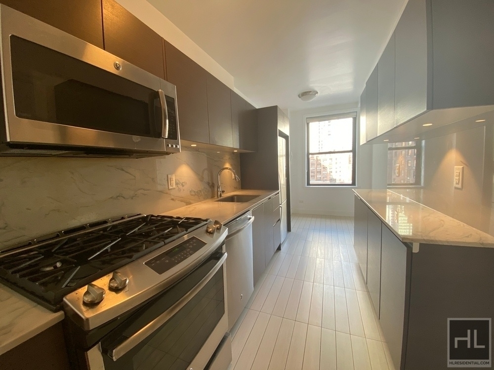 East 58 Street - Photo 1