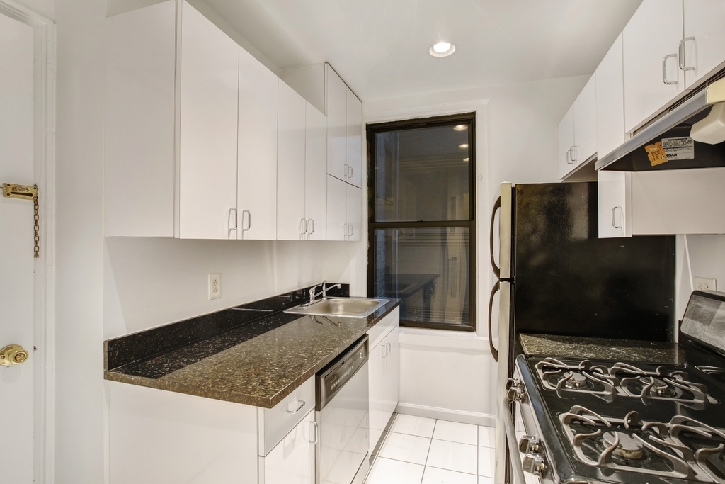 156 East 37th Street - Photo 4