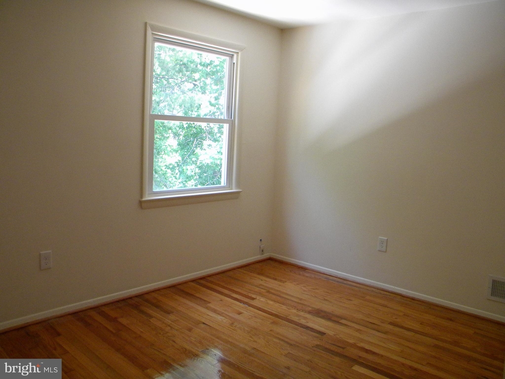 5600 Rollins Lane - Photo 9