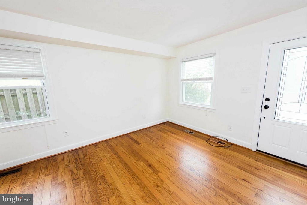 107 E Linden Street - Photo 5