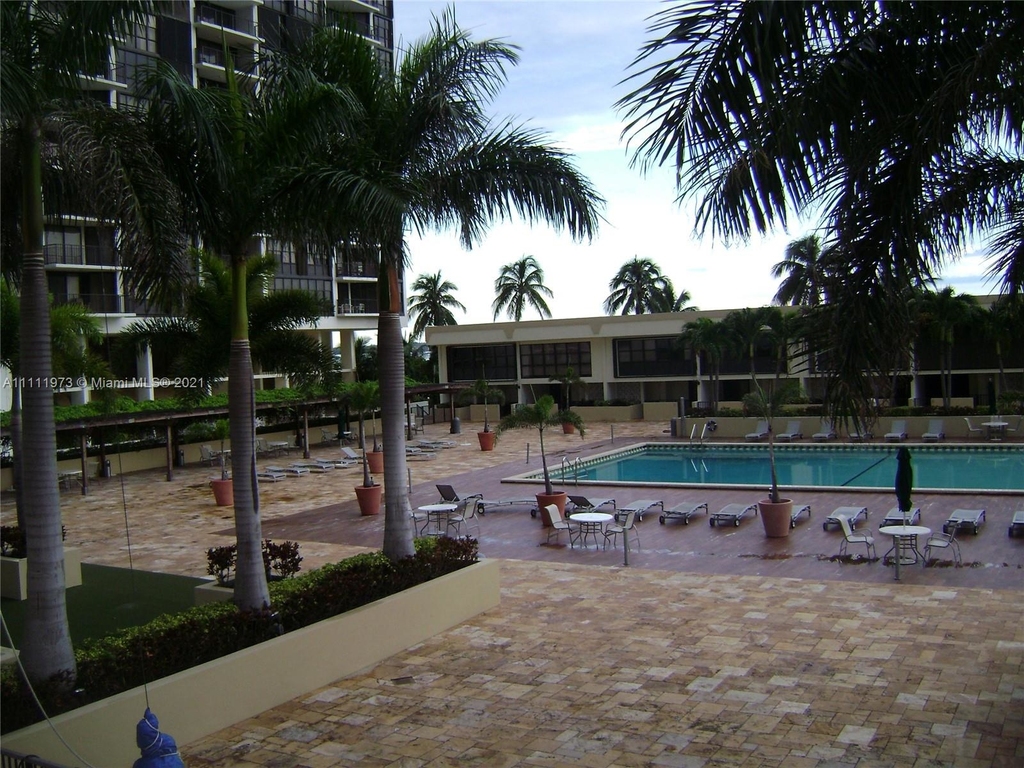 1901 Brickell Ave - Photo 2