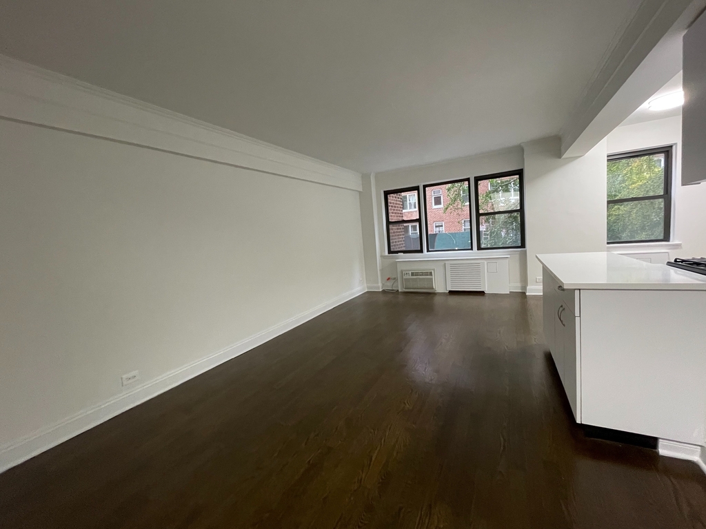 20 Beekman Place - Photo 0