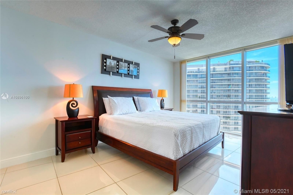 1750 N Bayshore Dr Apt 5101 - Photo 5