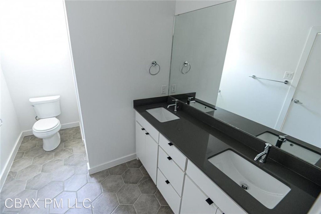 427 W 10th St #102 - Photo 20