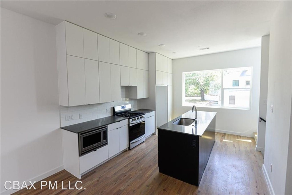 427 W 10th St #102 - Photo 9