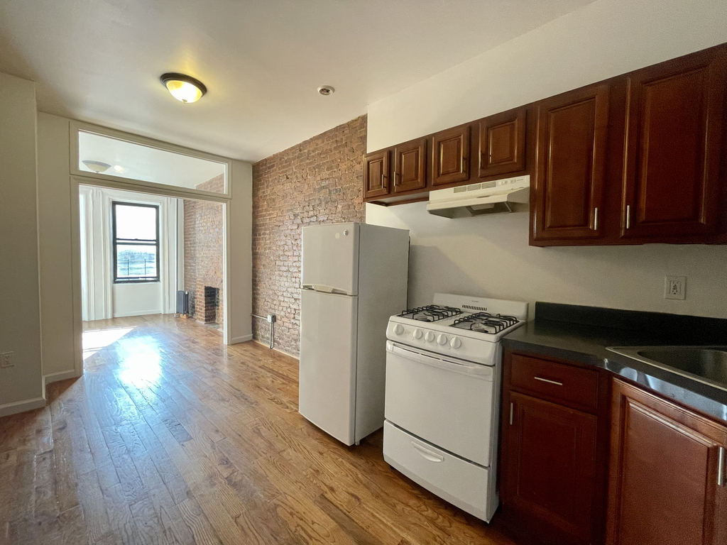 Perfect 1 BD in Crown Heights - Photo 0