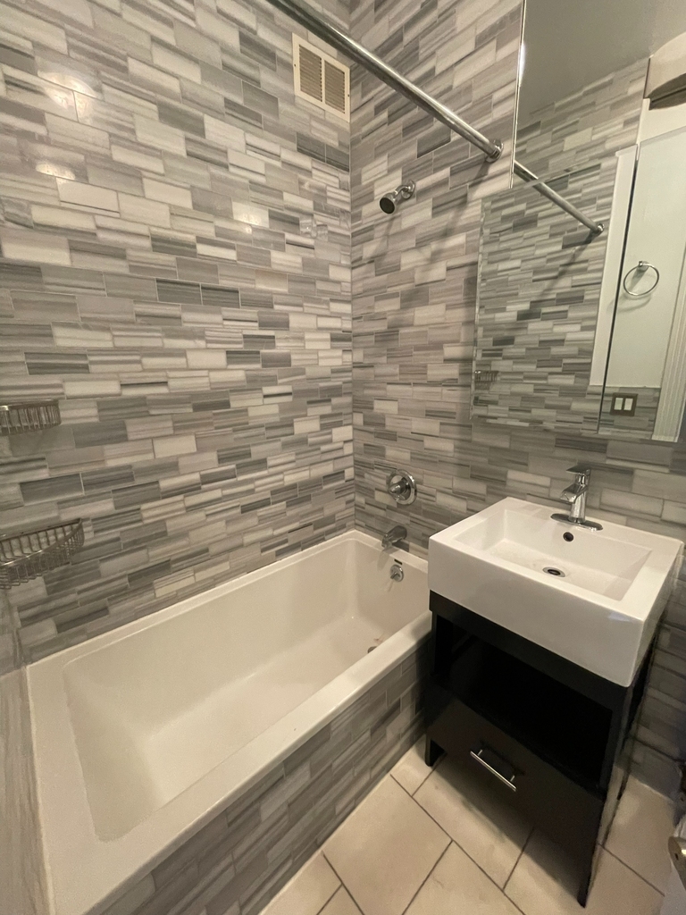 436 West 52nd Street - Photo 4