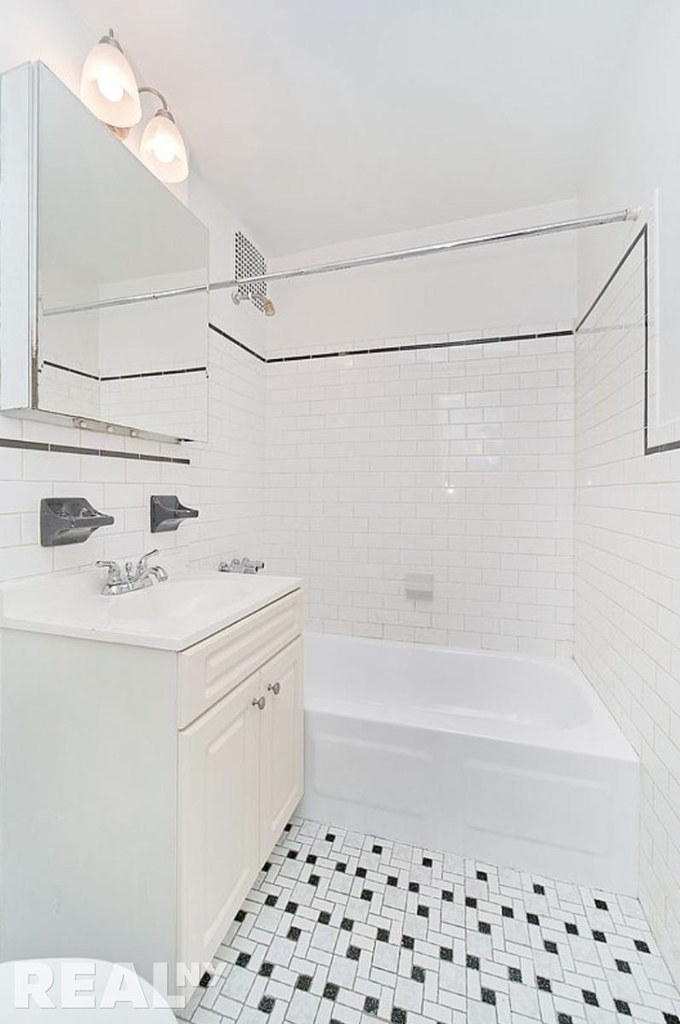 East 91st Street - Photo 10