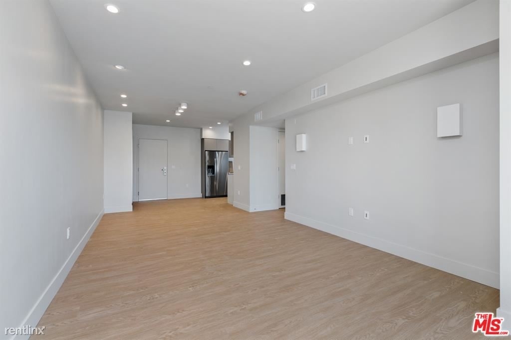 11837 Mayfield Ave Apt 104 - Photo 3