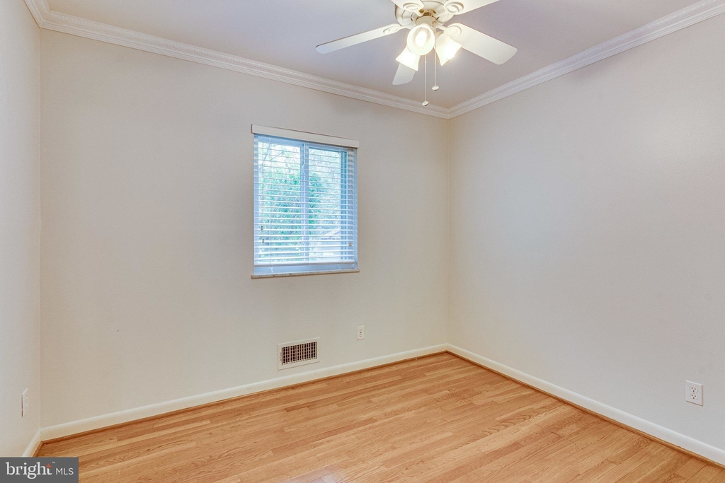 9009 Hempstead Avenue - Photo 28