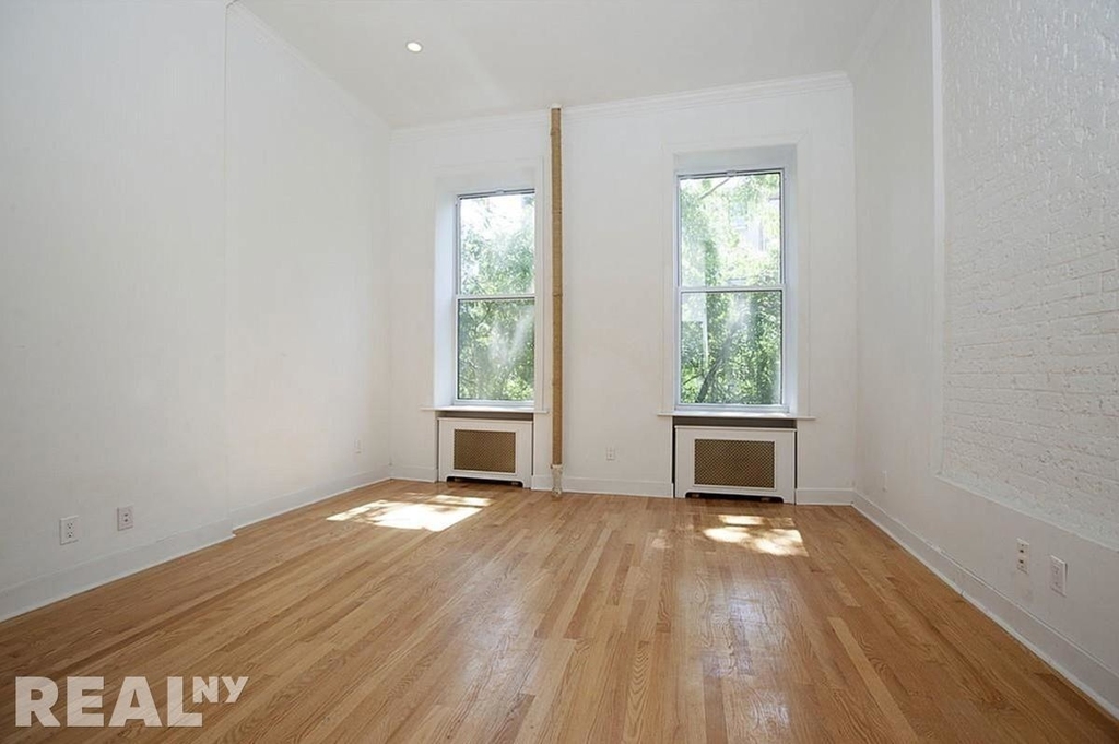 412 West 22nd Street - Photo 2