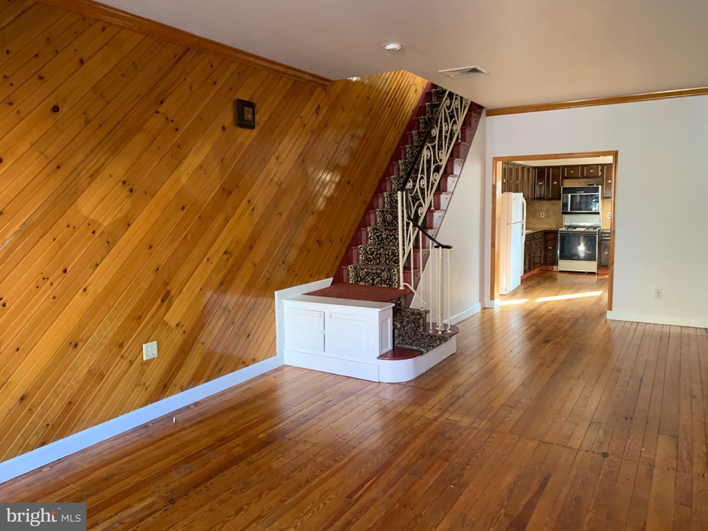 1010 Tasker Street - Photo 2