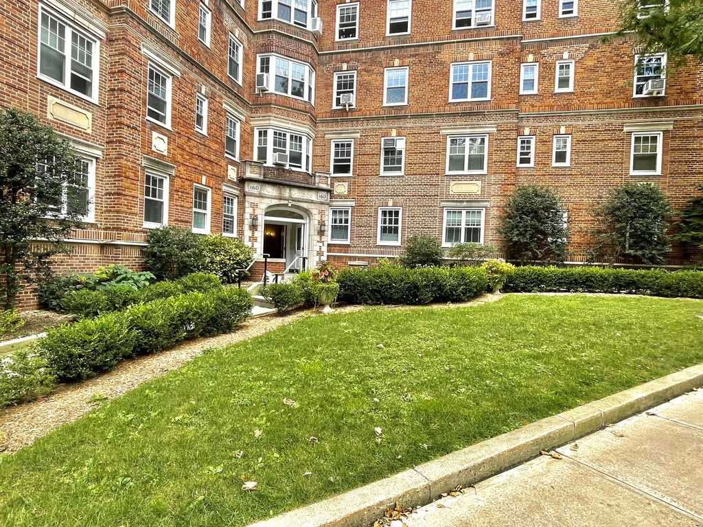 160 Cabrini Boulevard - Photo 16