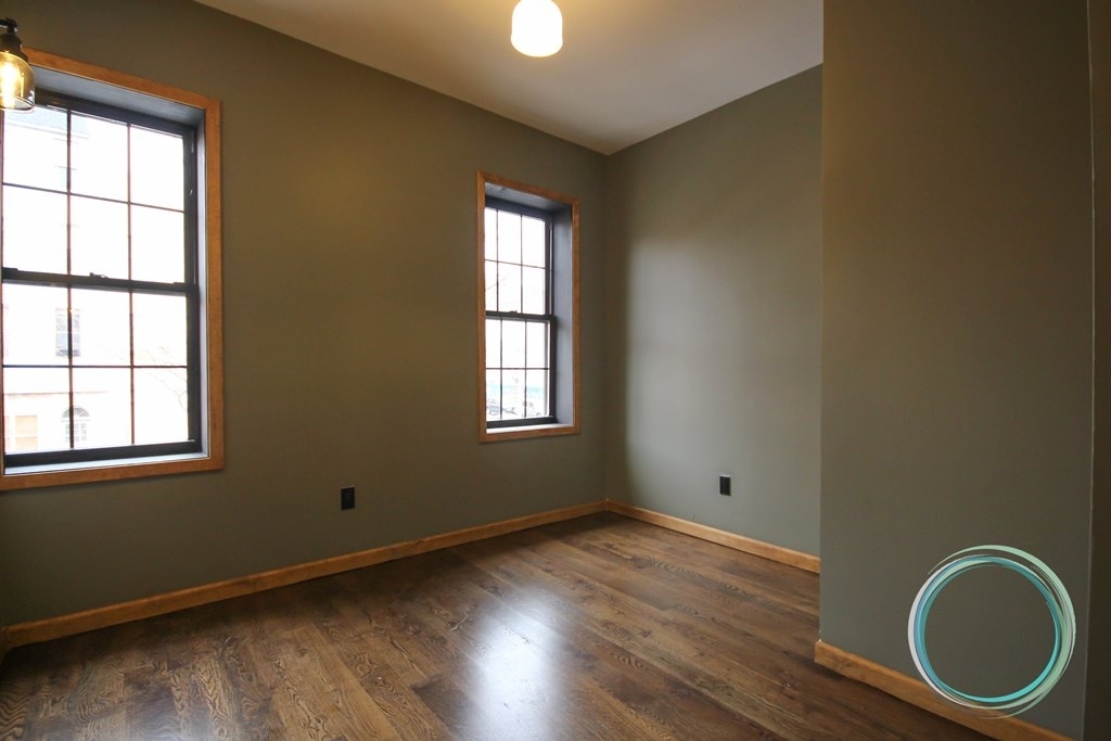 194 Montrose Avenue - Photo 3