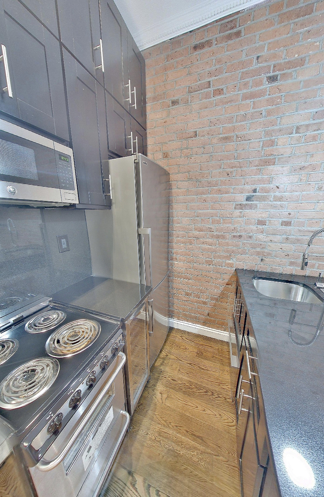 279 East 10th Street - Photo 2