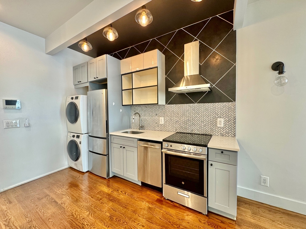 85 Graham Avenue - Photo 0