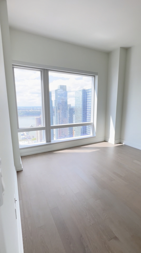 555 10th Avenue - Photo 9