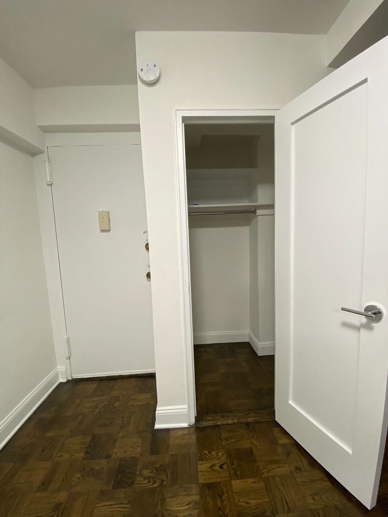 20 Beekman Place - Photo 1