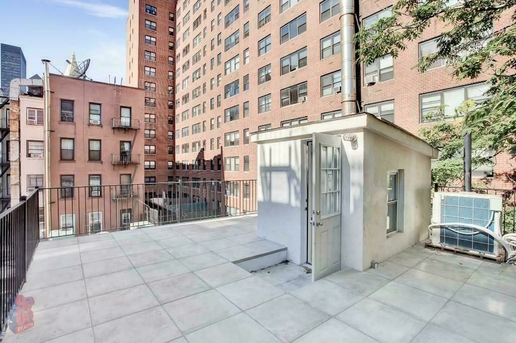 213 East 26th Street - Photo 3