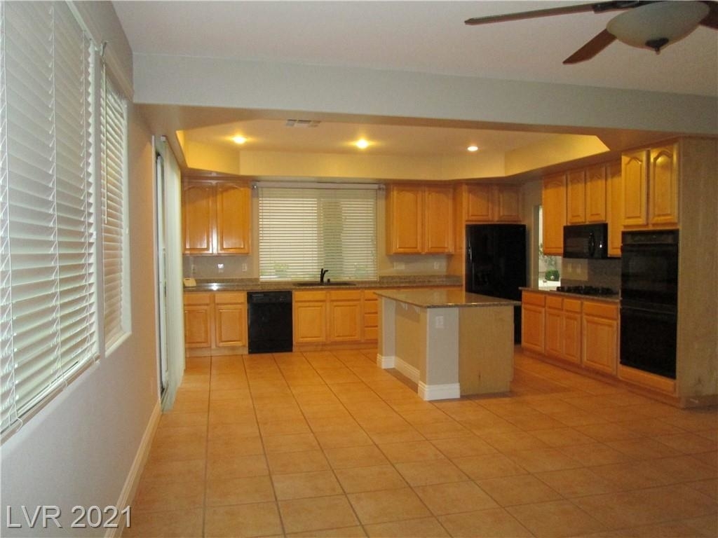 421 Emerald Heights Street - Photo 2