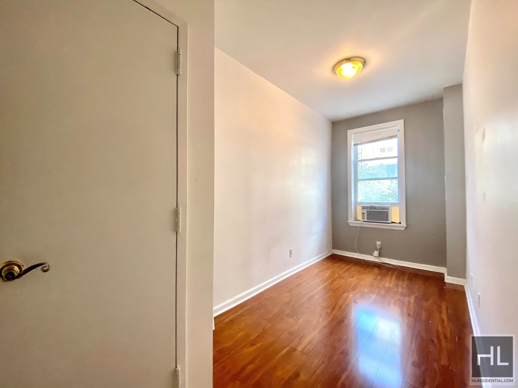 522 East 11 Street - Photo 2