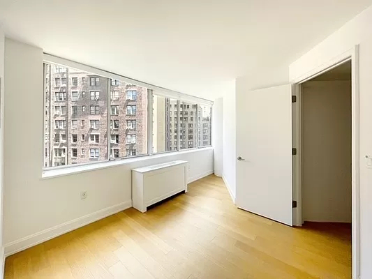 East 54th Street - Photo 2