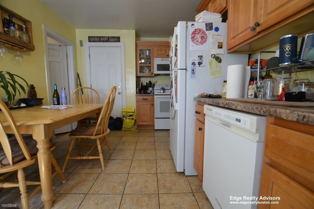 18 Beechcroft St Apt 1 - Photo 1