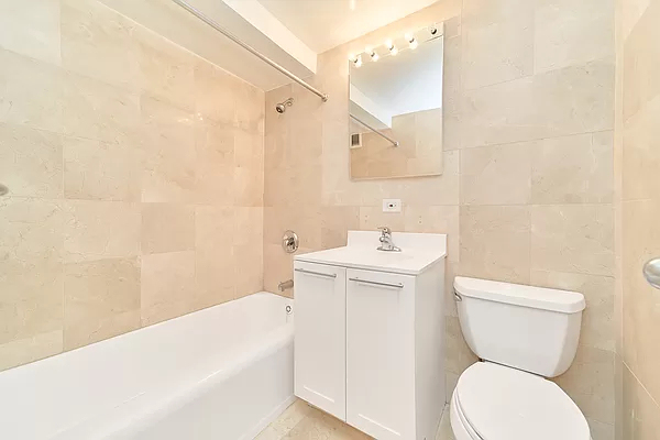 East 55th Street, apt 12 - Photo 4