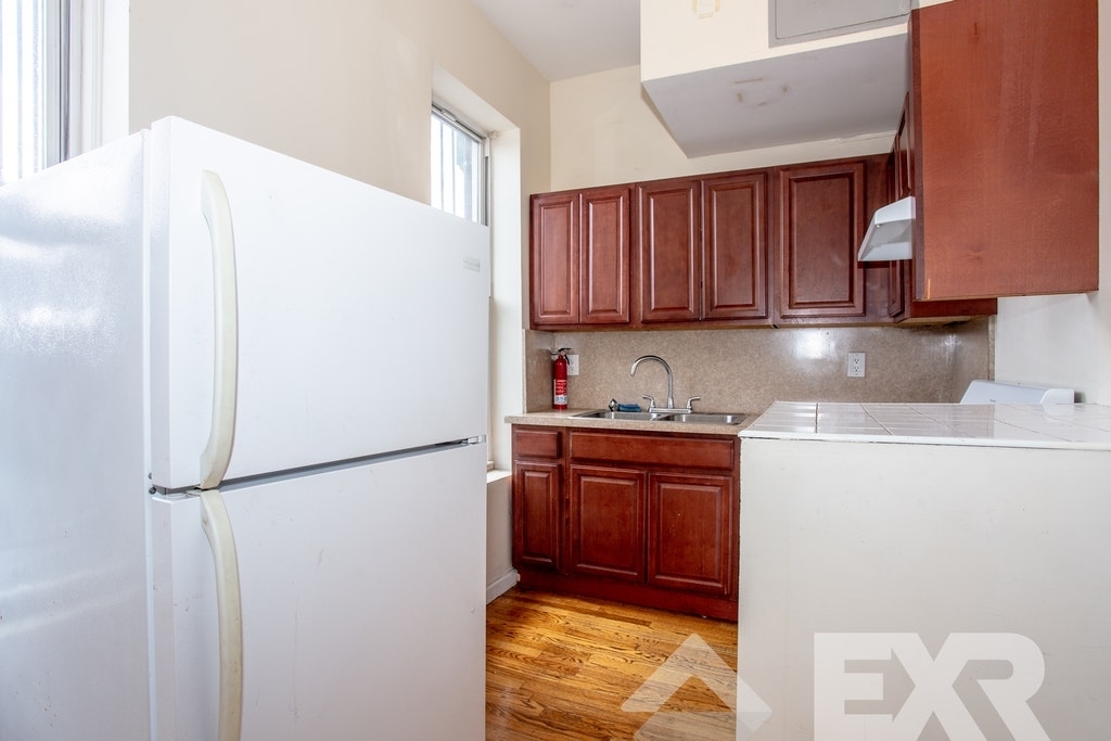 325 Division Avenue - Photo 2