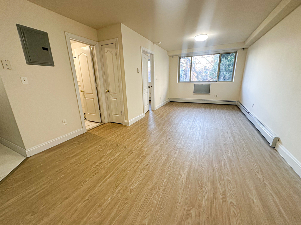 141-33 Pershing Crescent - Photo 0