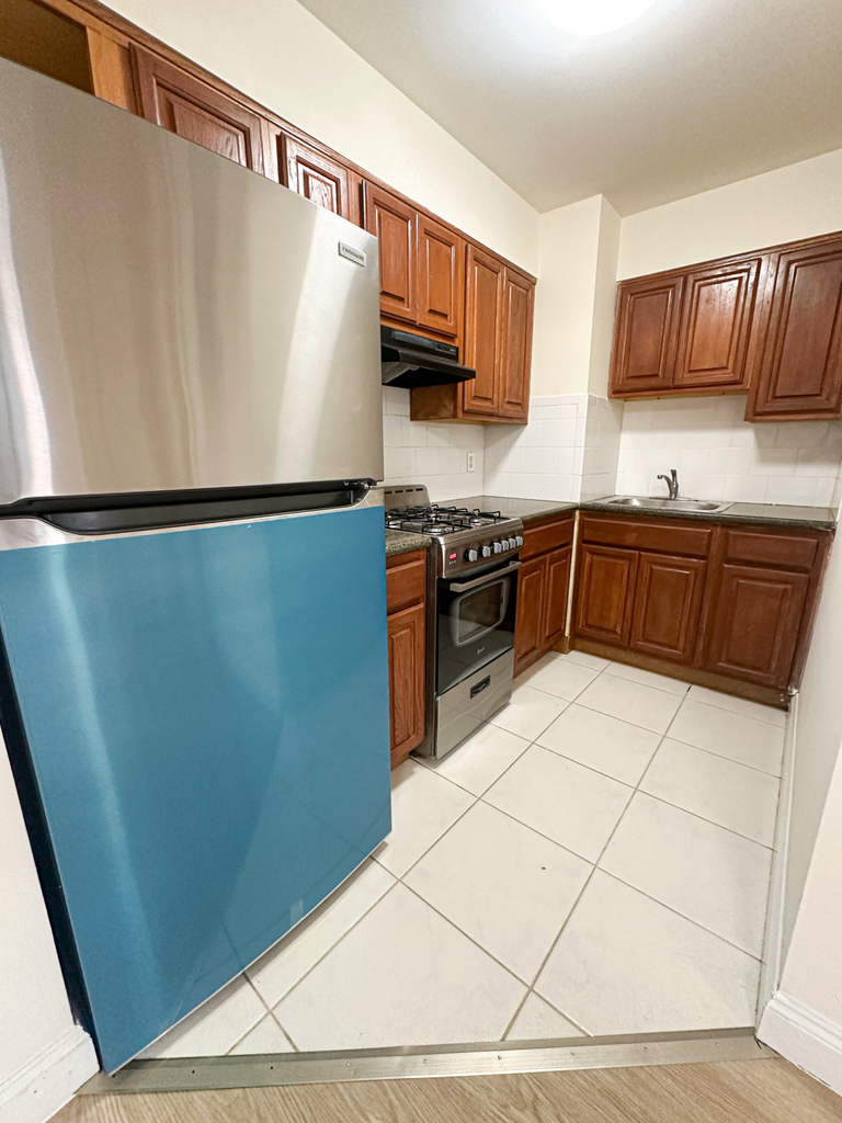 141-33 Pershing Crescent - Photo 1