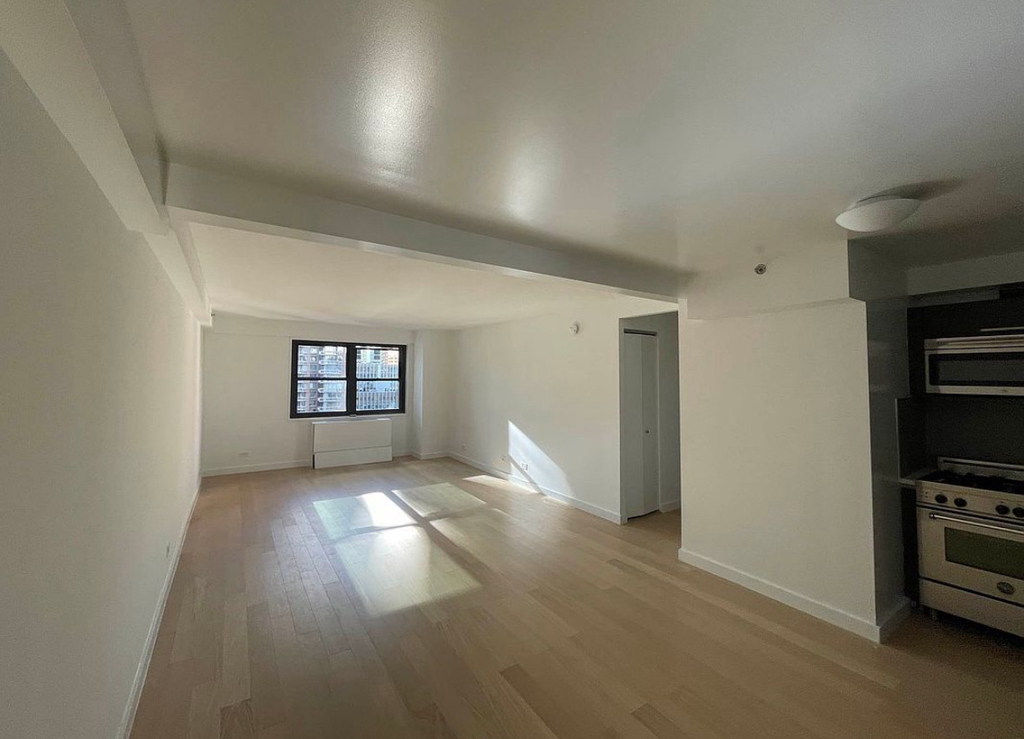 East 39th Street - Photo 2
